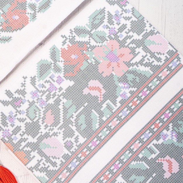 Haftowane motywy na materiale